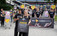 Tierschützer protestieren vor Edeka-Zentrale