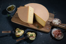 Zurück in der Winterkäsetheke: Bio Raclette &amp; Bio Nuss Rebell