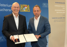 Franz-Theo Gottwald erhält Bundesverdienstkreuz