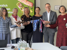 Schnitzer erh&auml;lt FiBL-Wanderstaffel