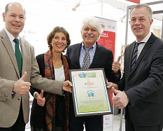 NRW-Umweltminister Johannes Remmel überreichte auf der Biofach-Messe das Green Brands Zertifikat an die Destillerie Dwersteg