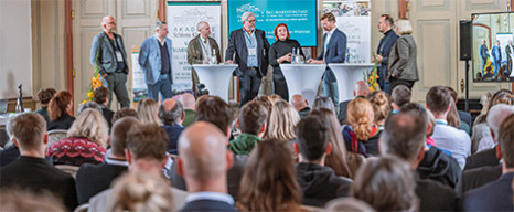 Biomärkte in der Polarität vom Fachhandel und Discounter