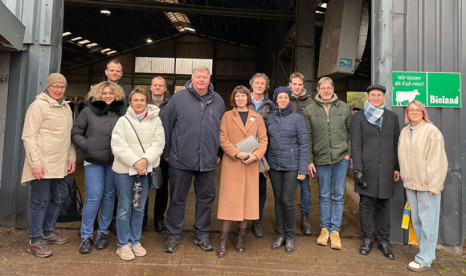 Ukrainische Delegation besucht Bio-Hof in Niedersachsen